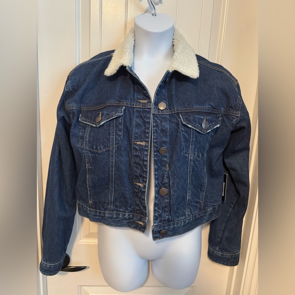 NWT Refuge Medium Wash Crooped Denim Blue Jacket w/Sherpa Collar, Size Large